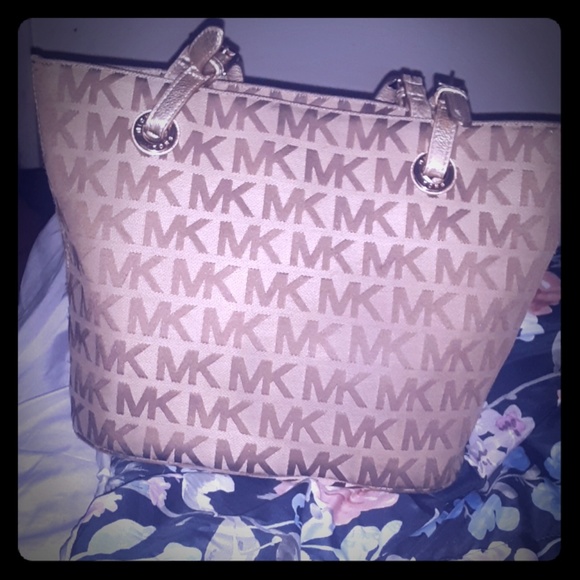 Purse - Picture 1 of 3